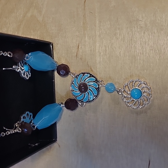 Avon Western Chic Necklace And Earrings Turquoise and Silver Gift Set - Picture 2 of 6